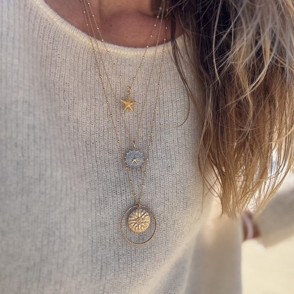 Collier étoile de mer Étoile en plaqué or 18 carats par Lili Madame Dorée porté